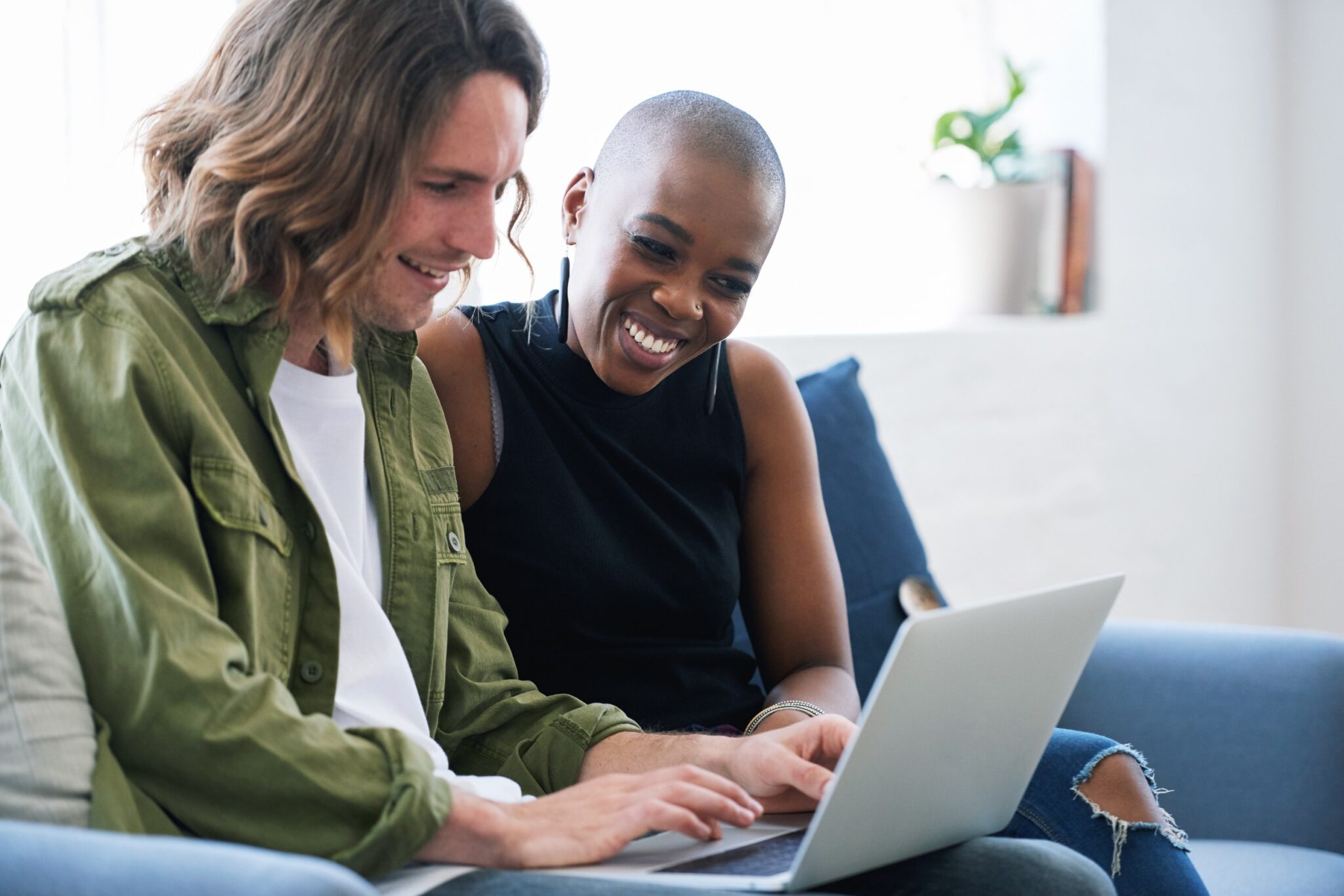 un couple compare les prix d'assurance habitation