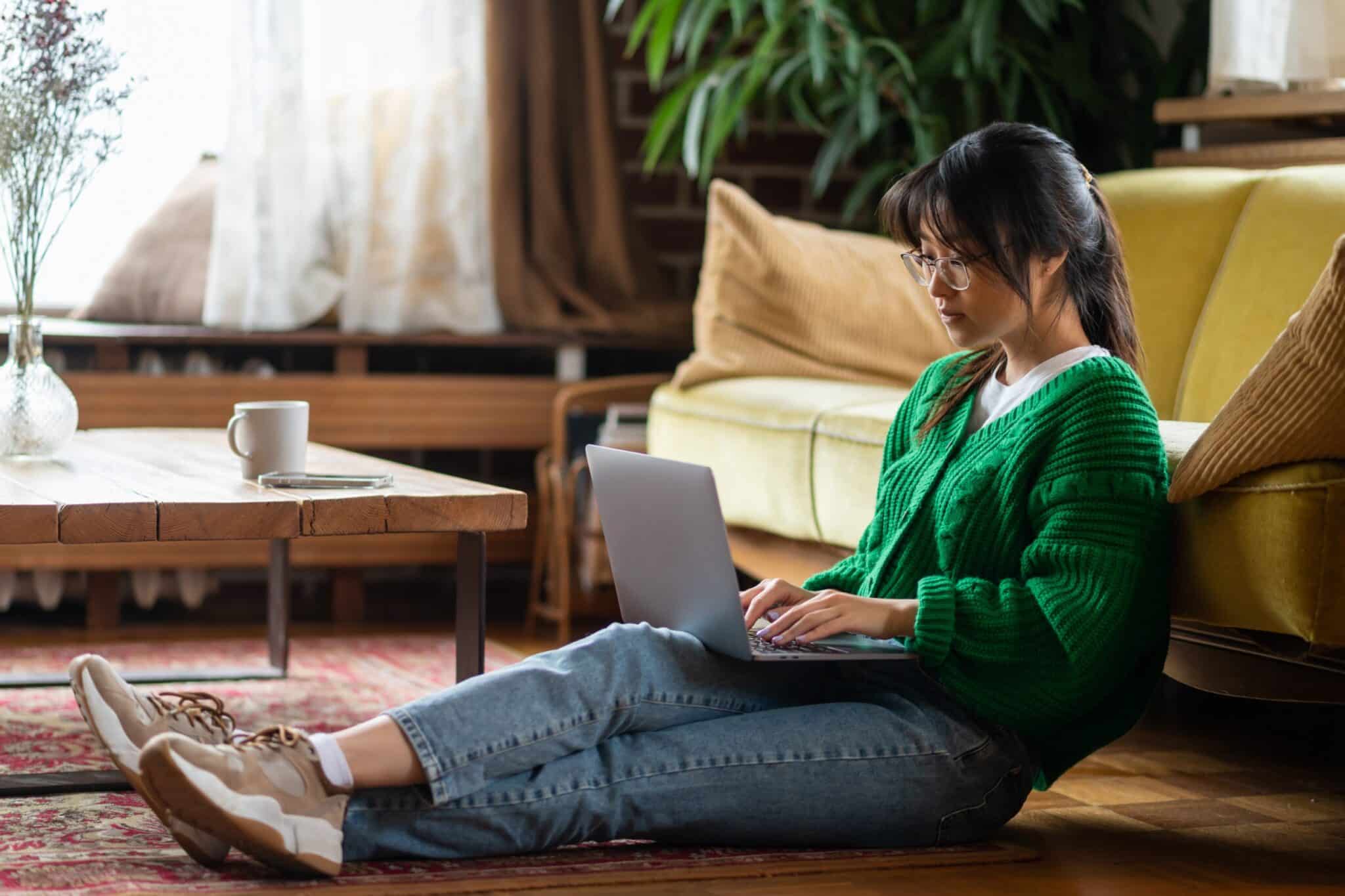 une femme souscrit une assurance habitation en ligne