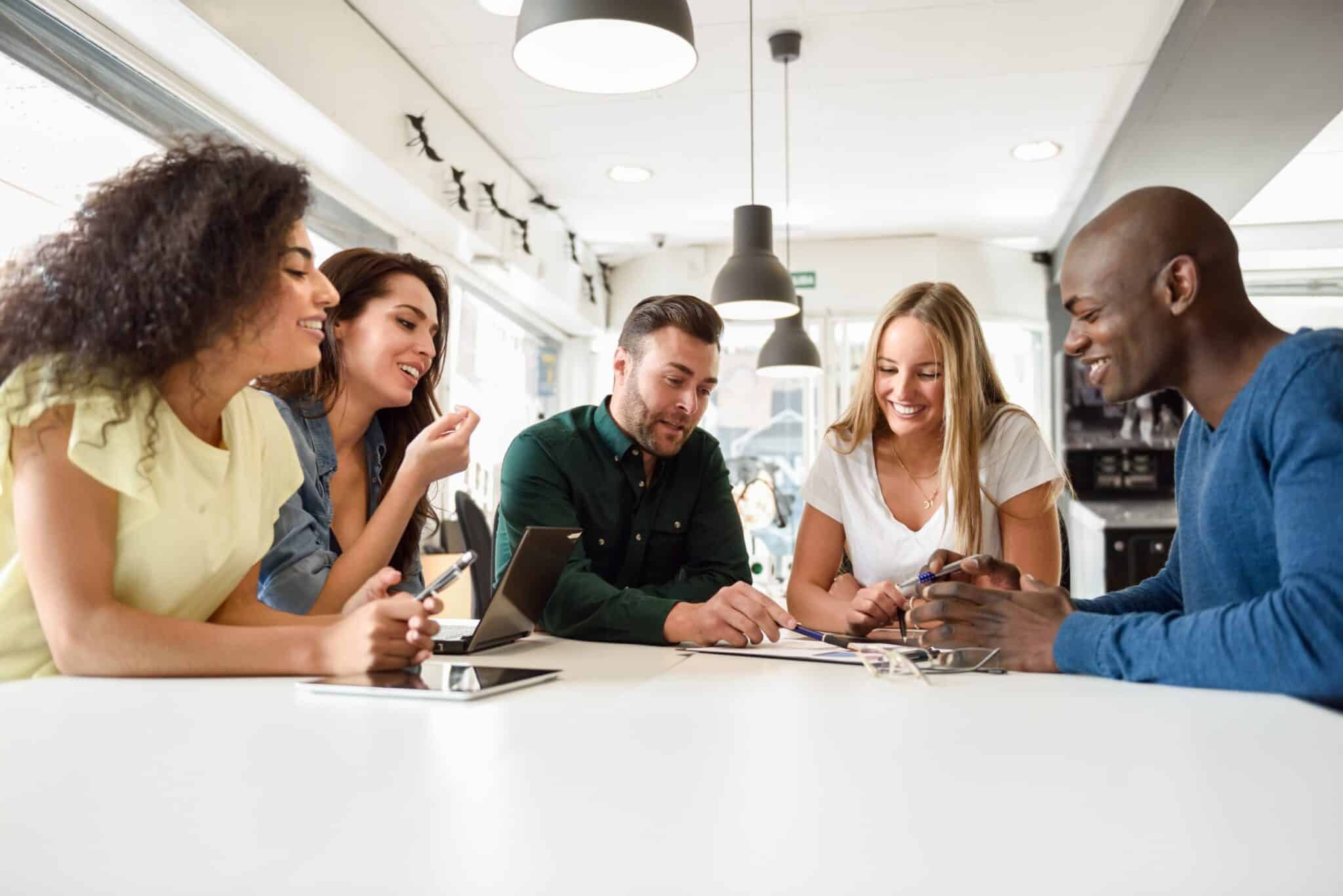 Des personnes autour d'une table