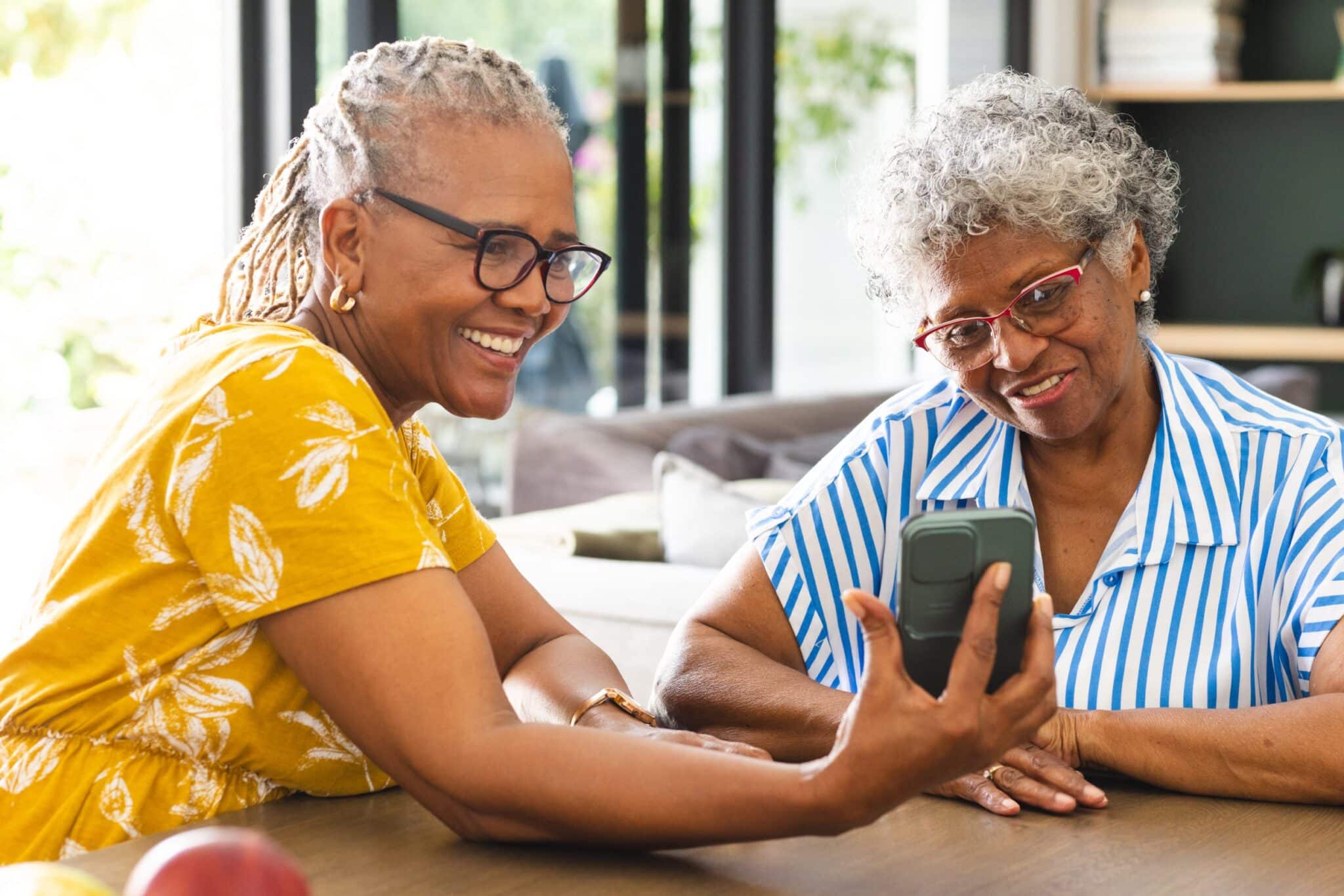 Deux femmes senior qui regardent un téléphone portable