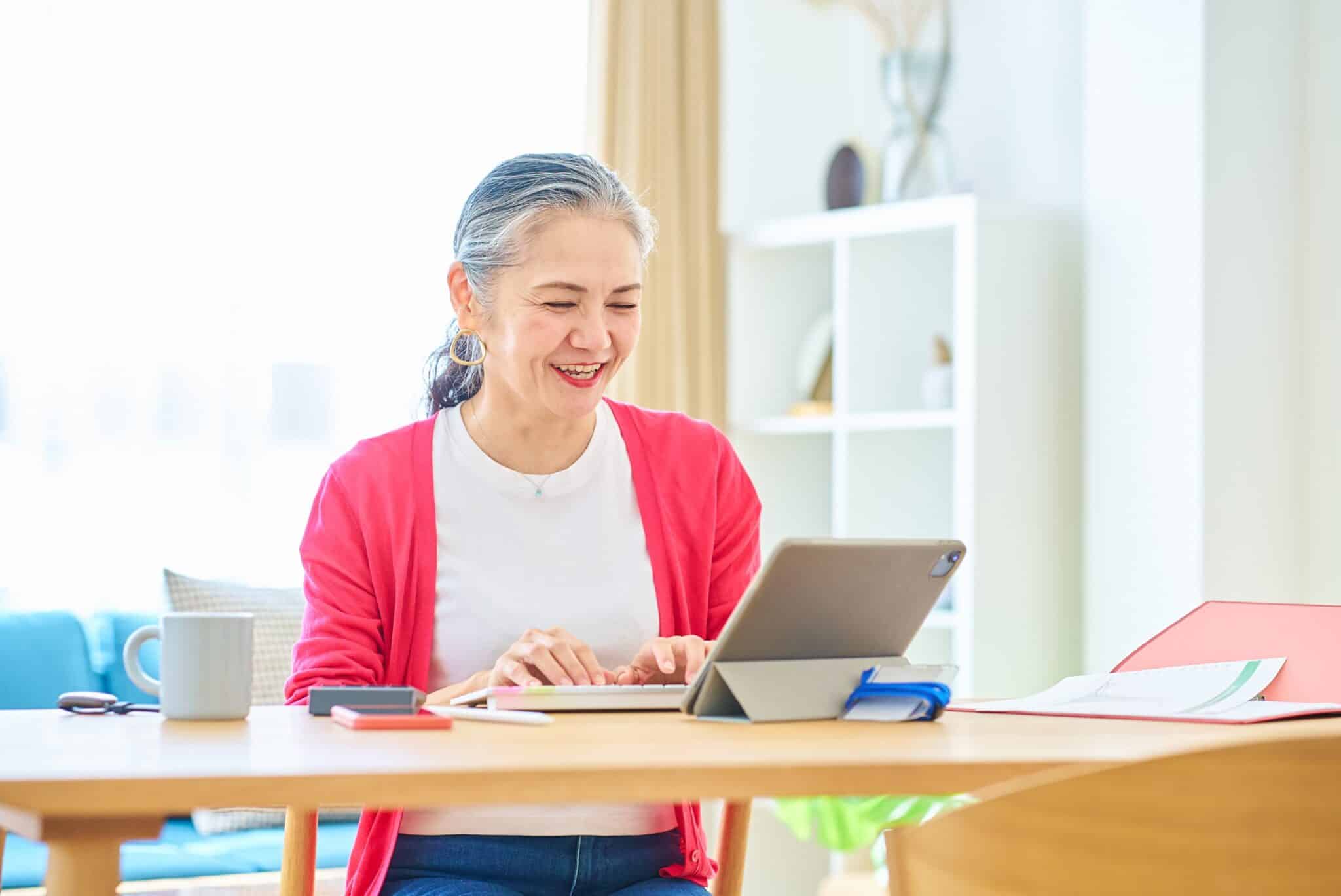 Femme senior devant son ordinateur