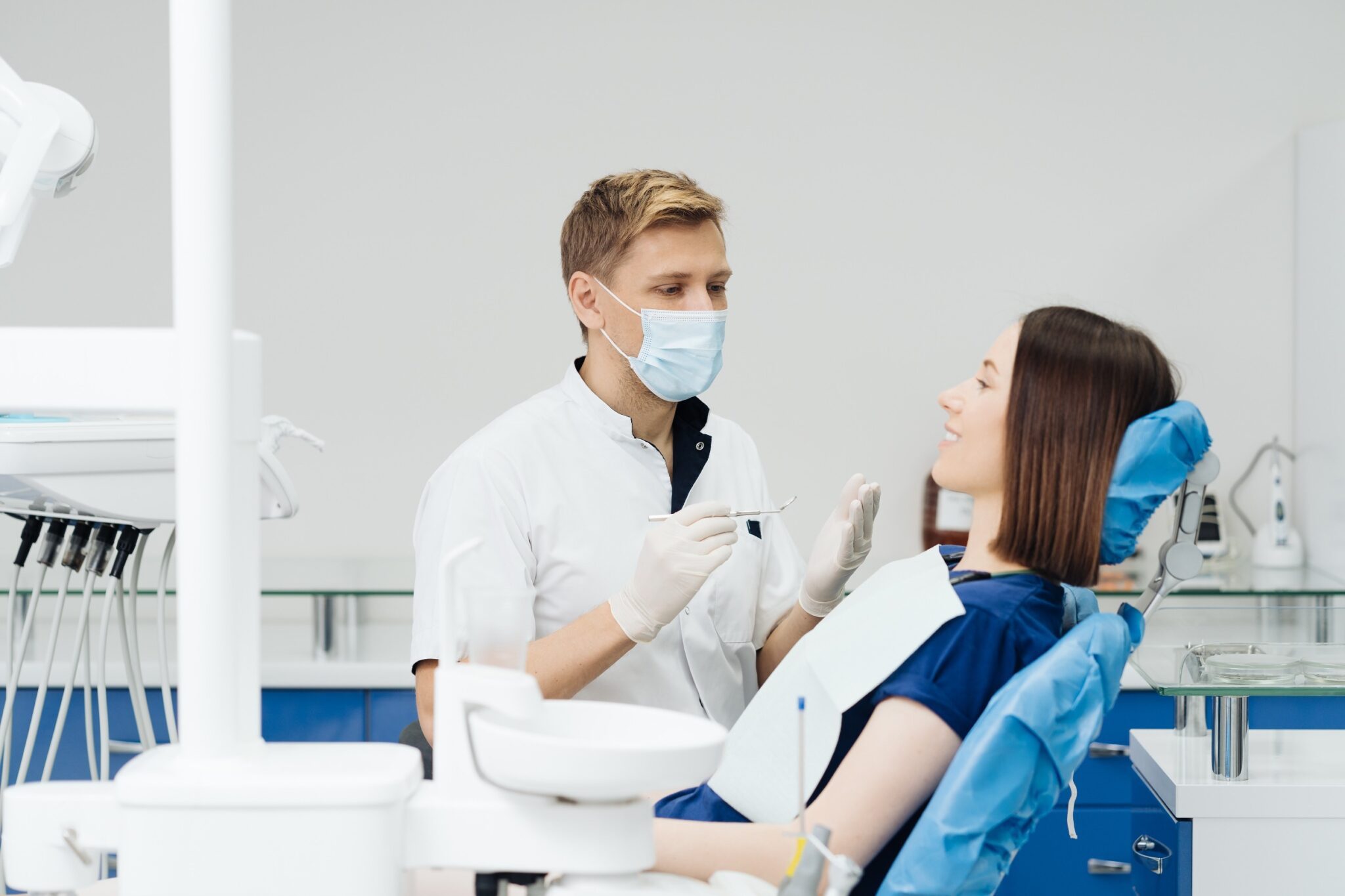 Un dentiste avec une patiente