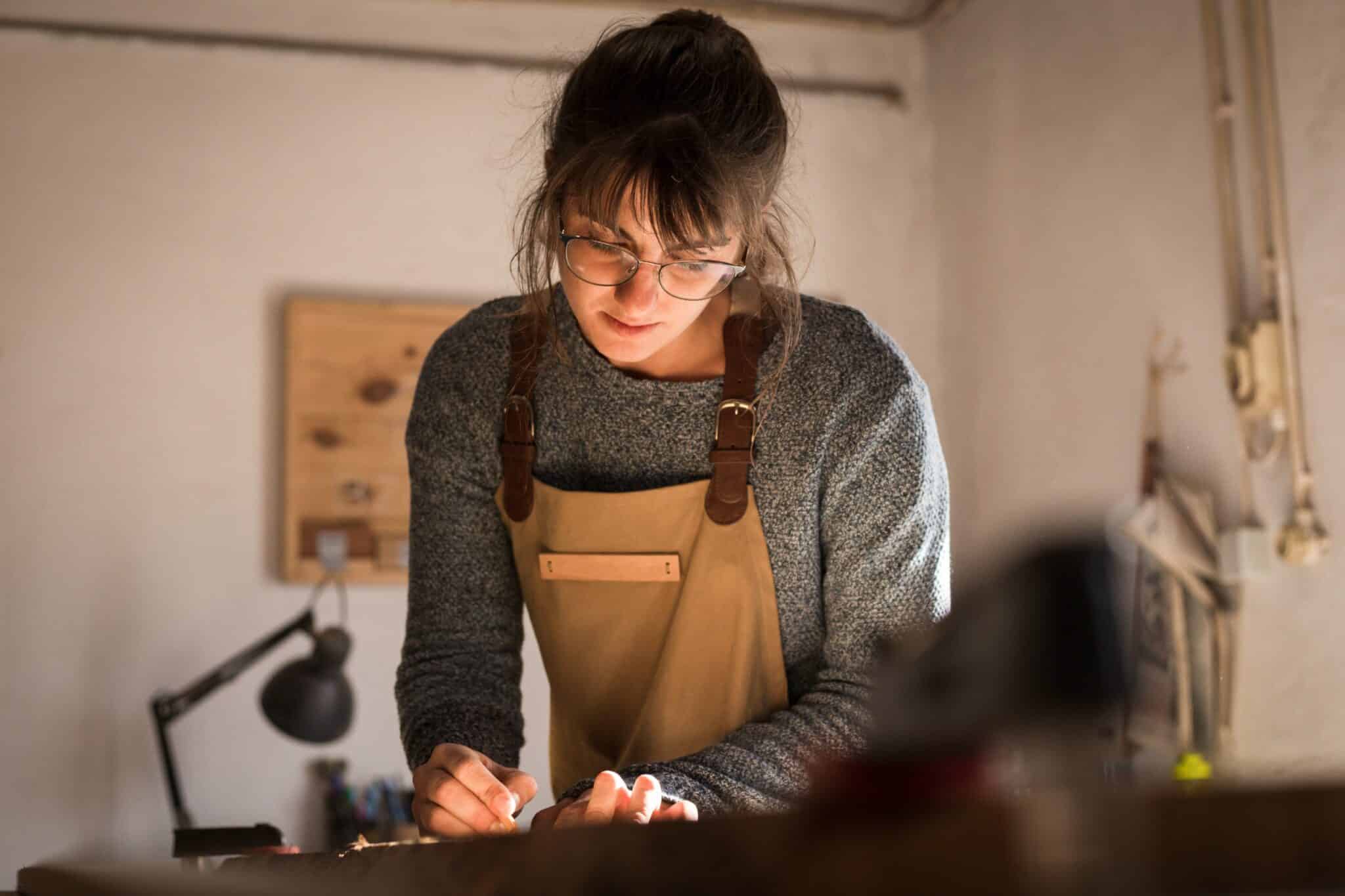 Une femme qui travaille le bois