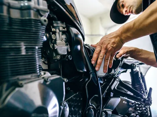 Assurance moto : bientôt une obligation de proposer des pièces de réemploi