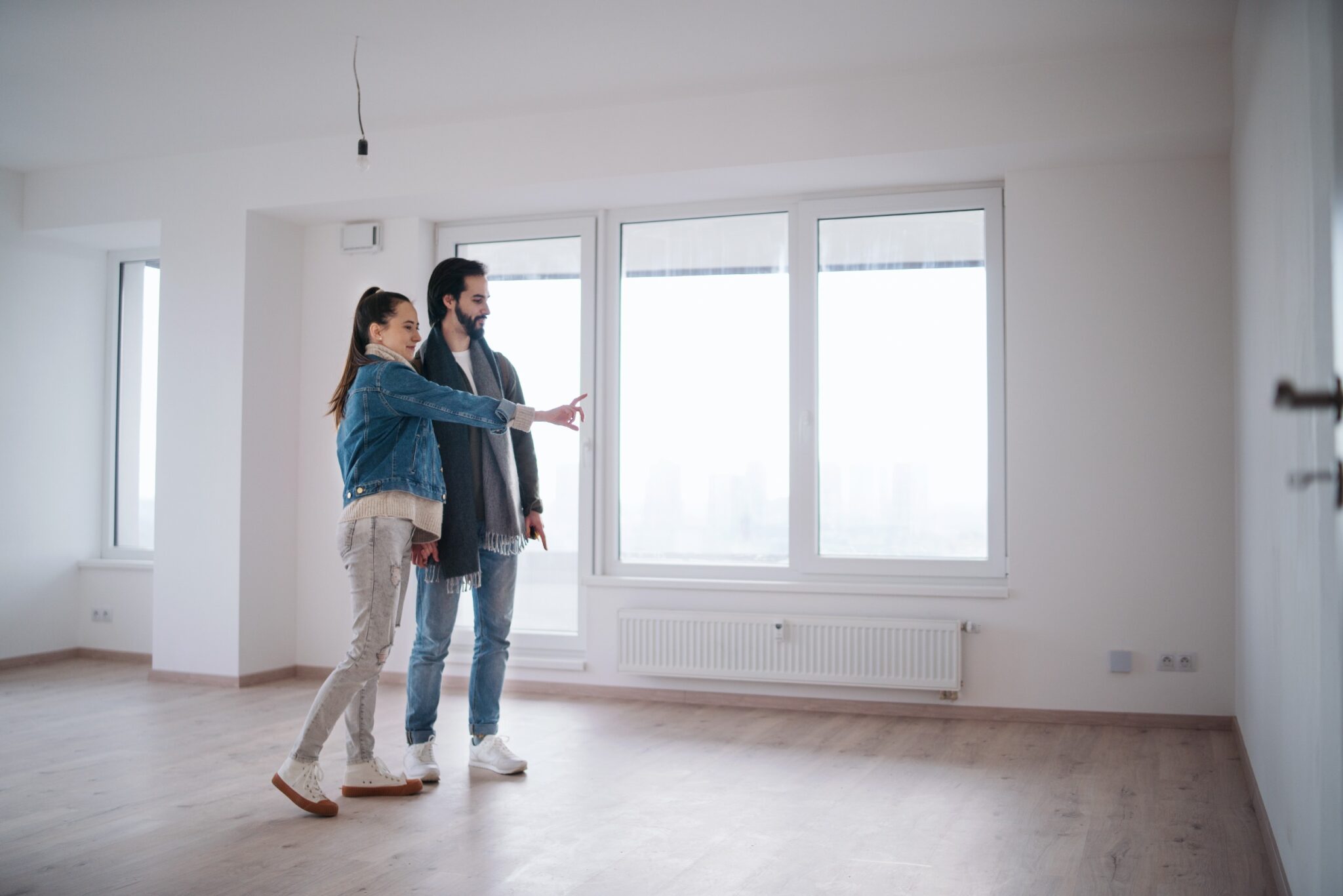 un couple visite une appartement lumineux