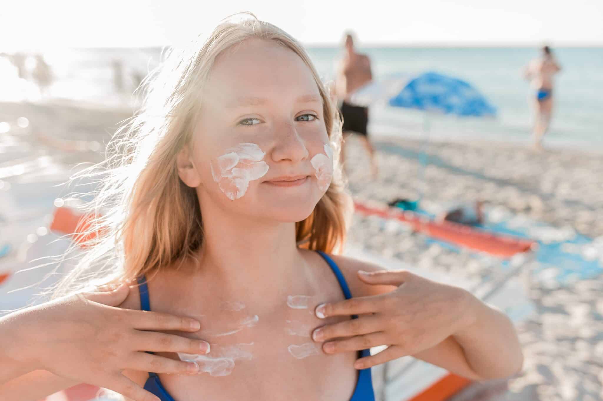 une enfant avec de la crème solaire