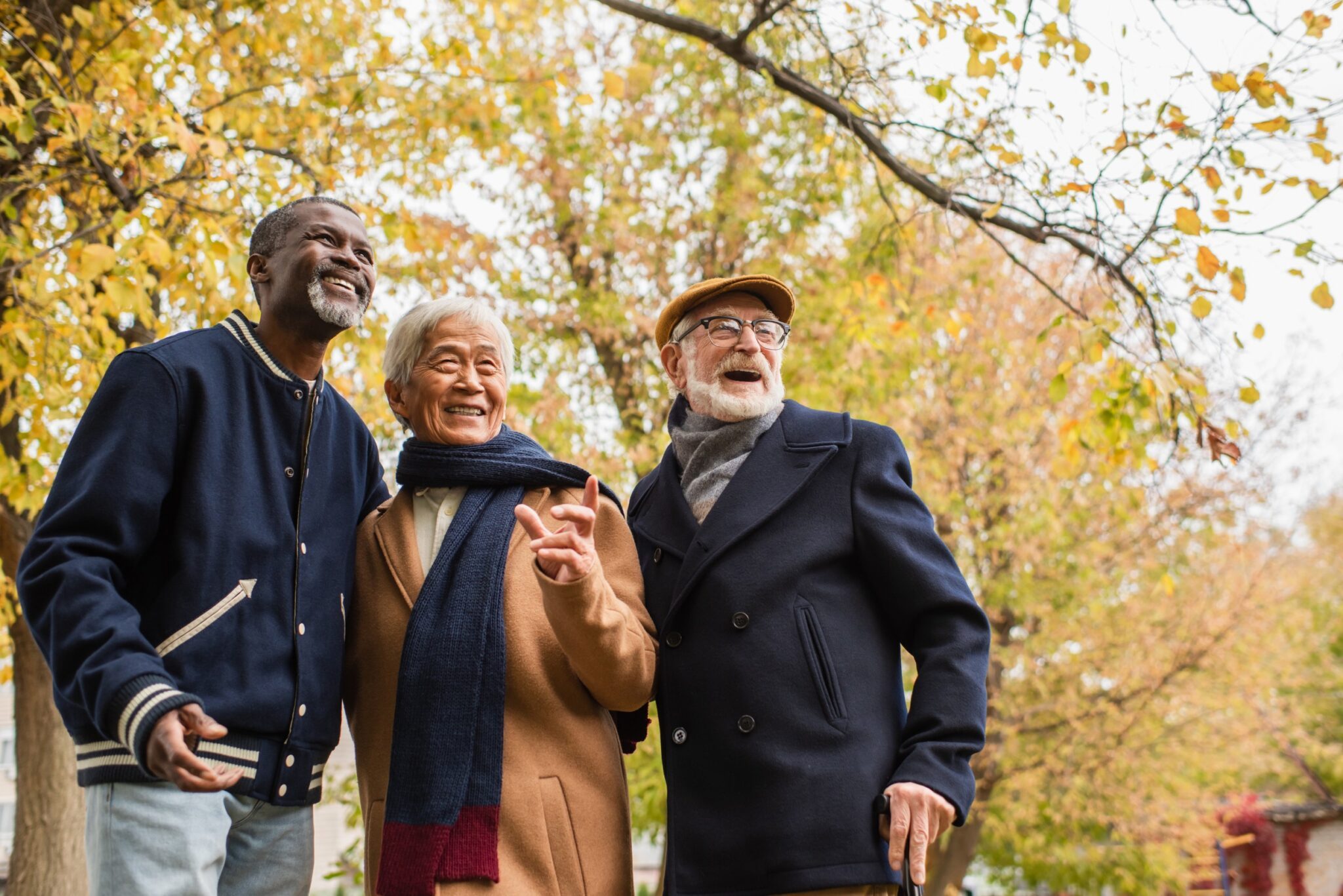 trois amis retraités rient