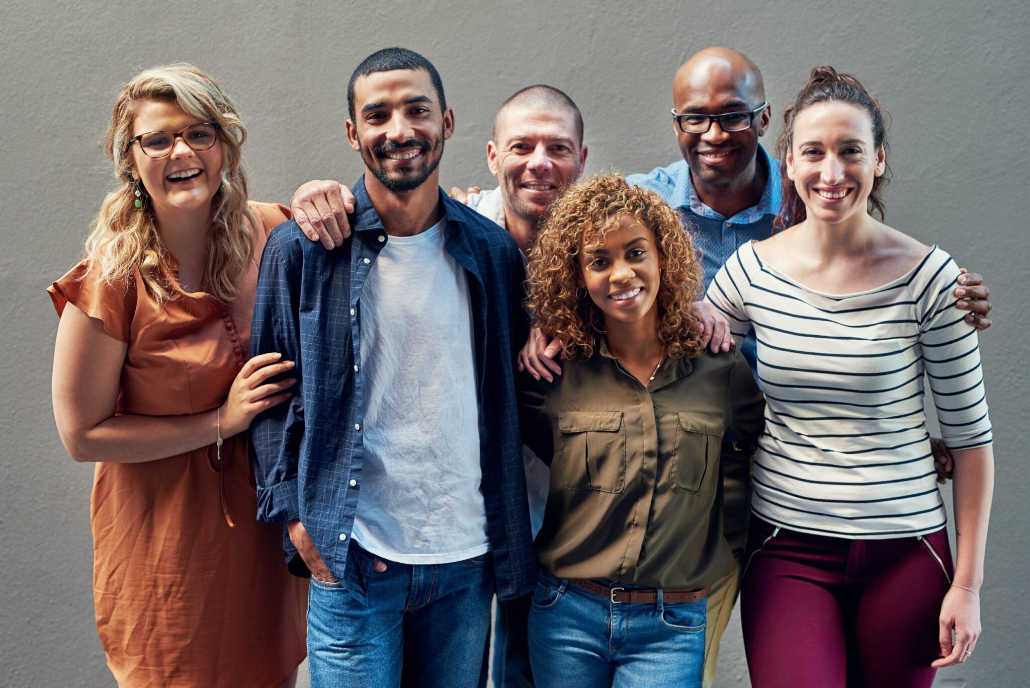 une groupe de personnes souriant 