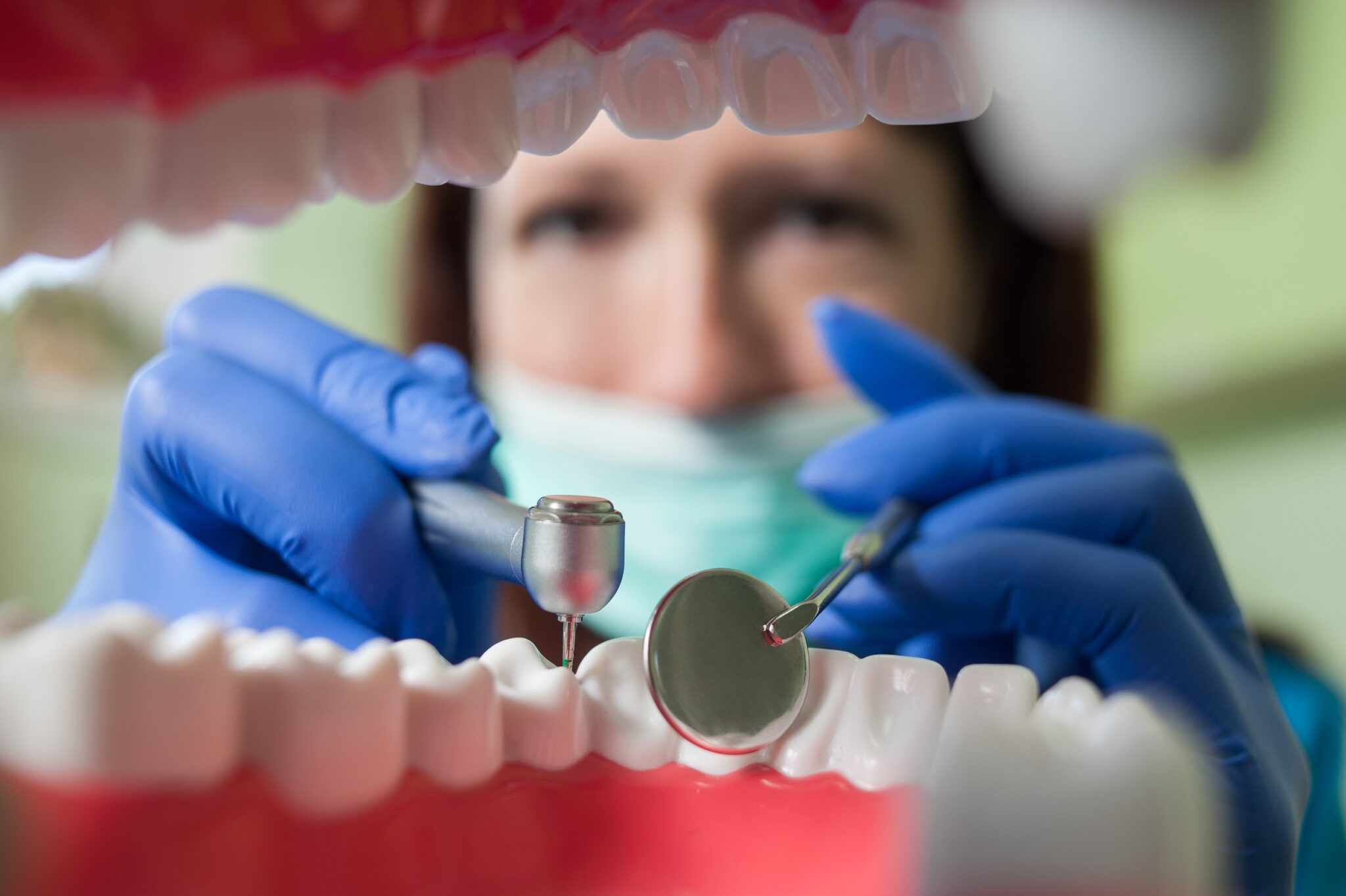 une dentiste examine les dents d'un patient