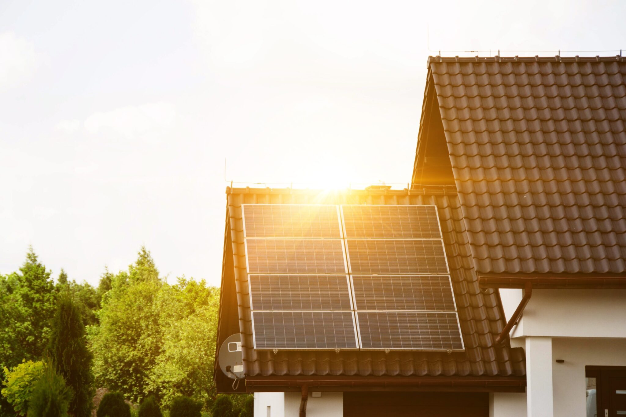 Panneaux solaires sur le toit d'une maison