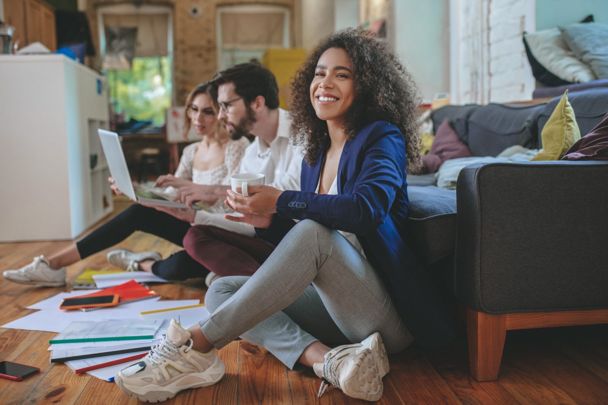 Des jeunes qui gèrent de la paperasse