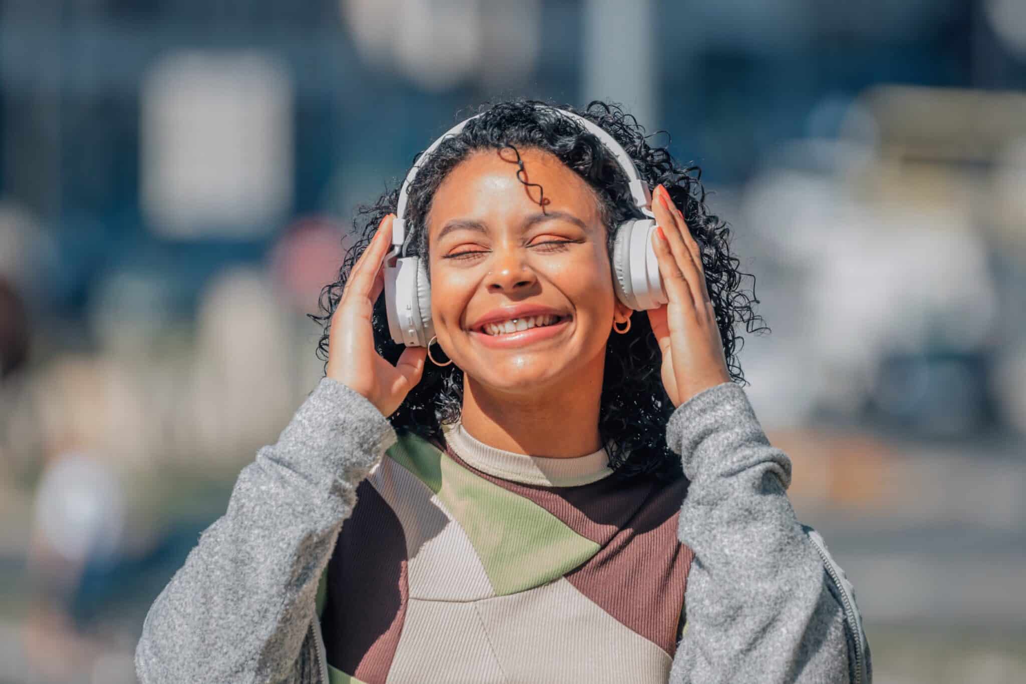 Une femme qui écoute de la musique avec un casque