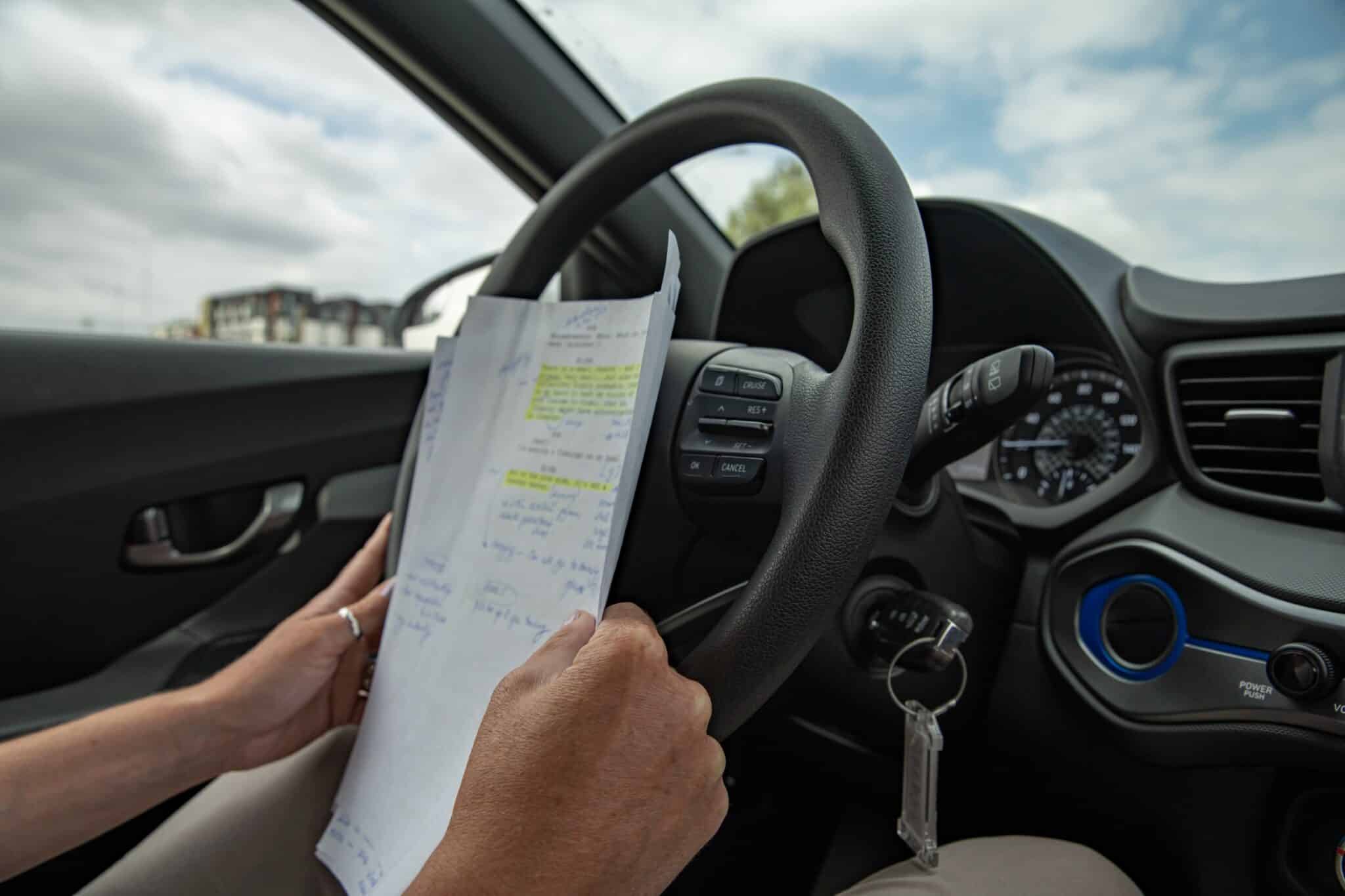 Le propriétaire d'un nouveau véhicule inspecte un document administratif