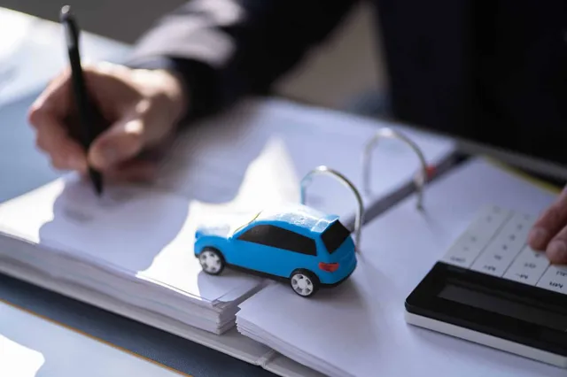 Les assurances auto et habitation pourrait voir leurs tarifs grimper de 8 % en 2026