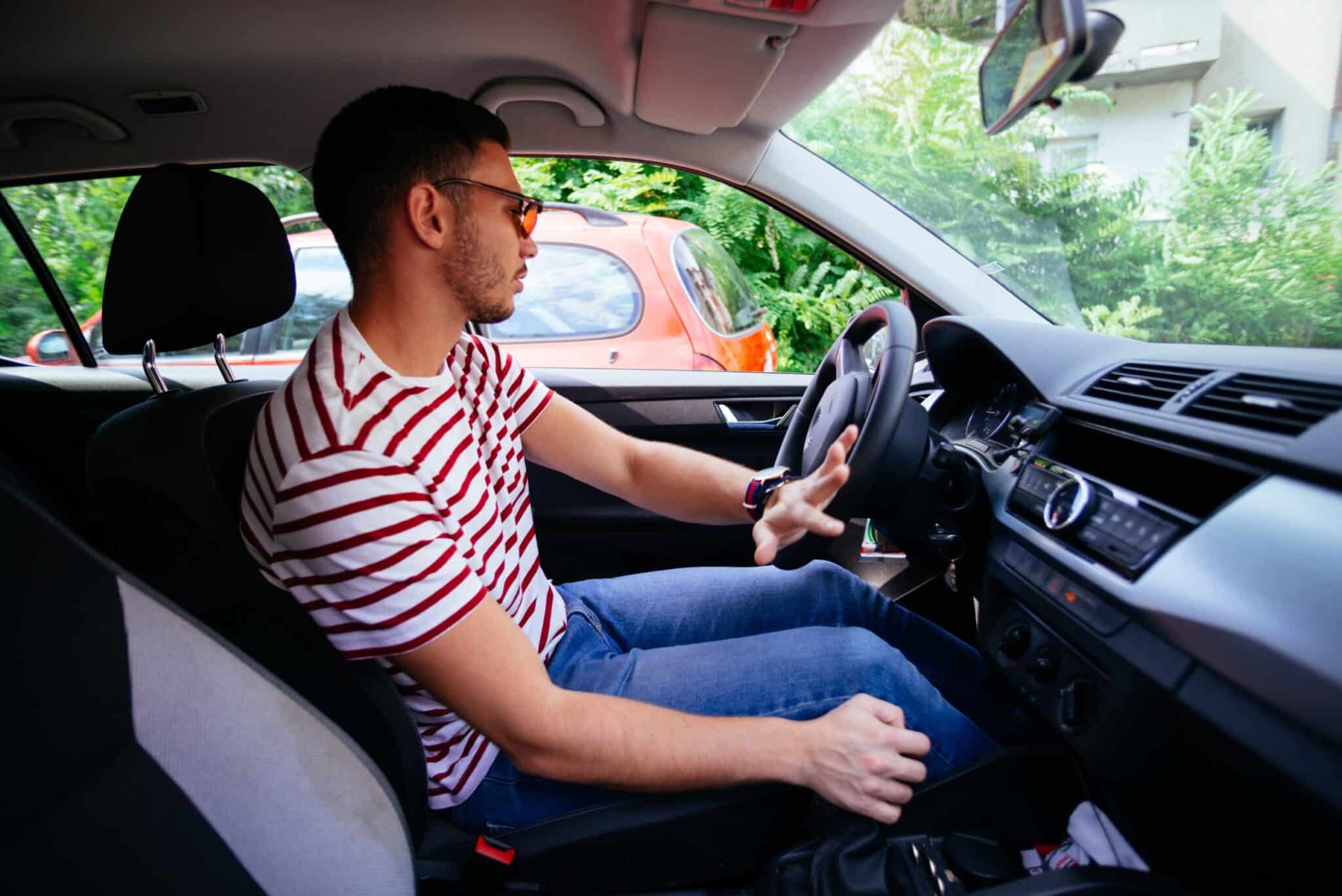 Un jeune conducteur en voiture