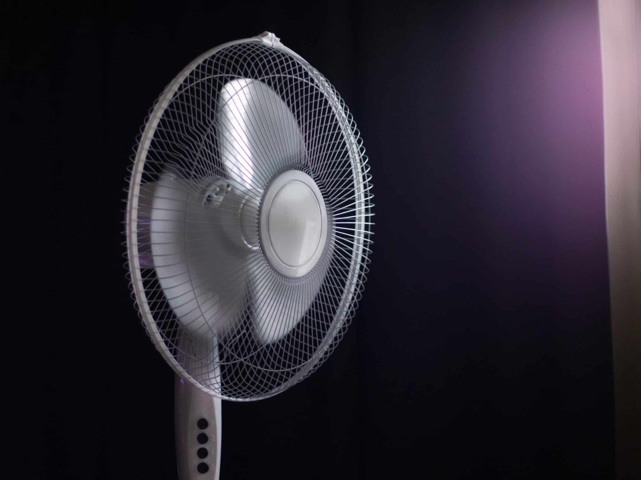 Un ventilateur près d'un mur