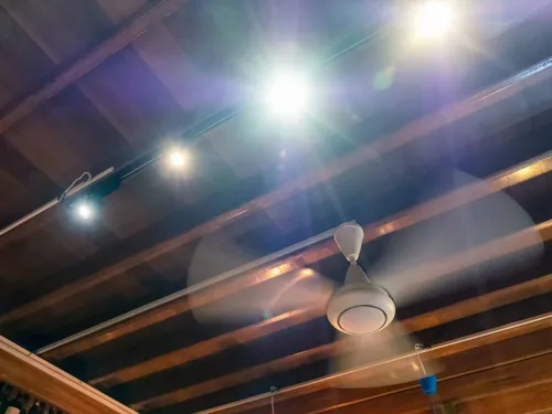 Consommation électrique : découvrez le coût d’un ventilateur allumé toute la nuit