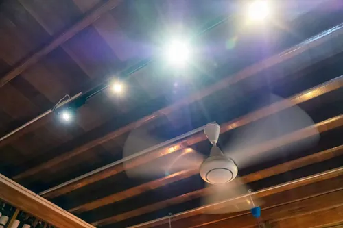 Consommation électrique : découvrez le coût d’un ventilateur allumé toute la nuit