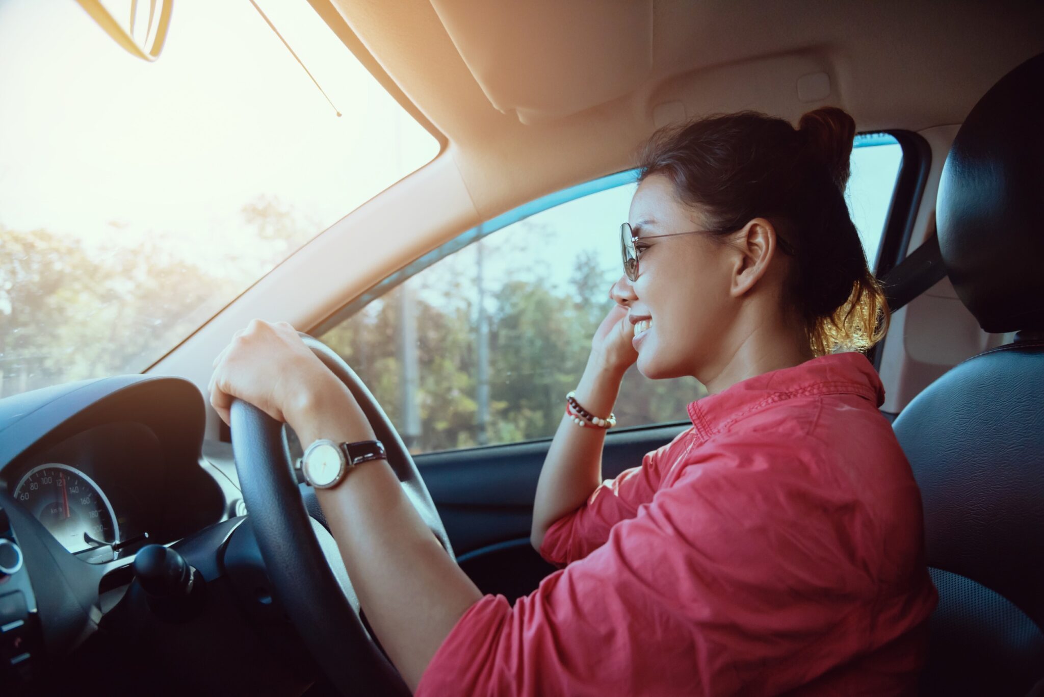 Femme qui conduit une voiture