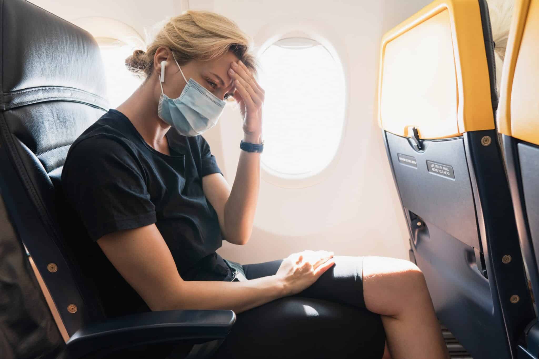 Une passagère en avion a le mal des transports