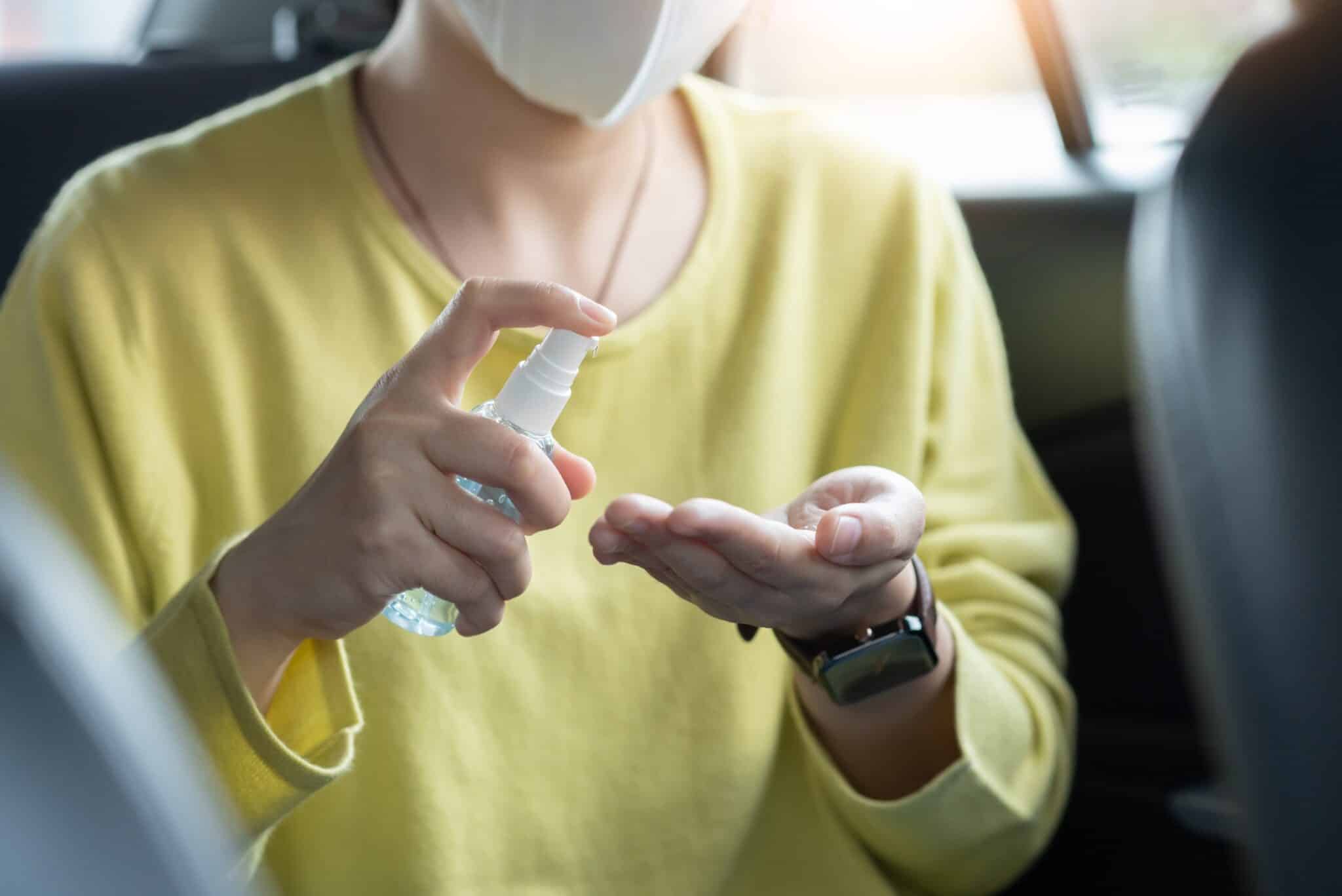 Une passagère en voiture a le mal des transports et prend un médicament