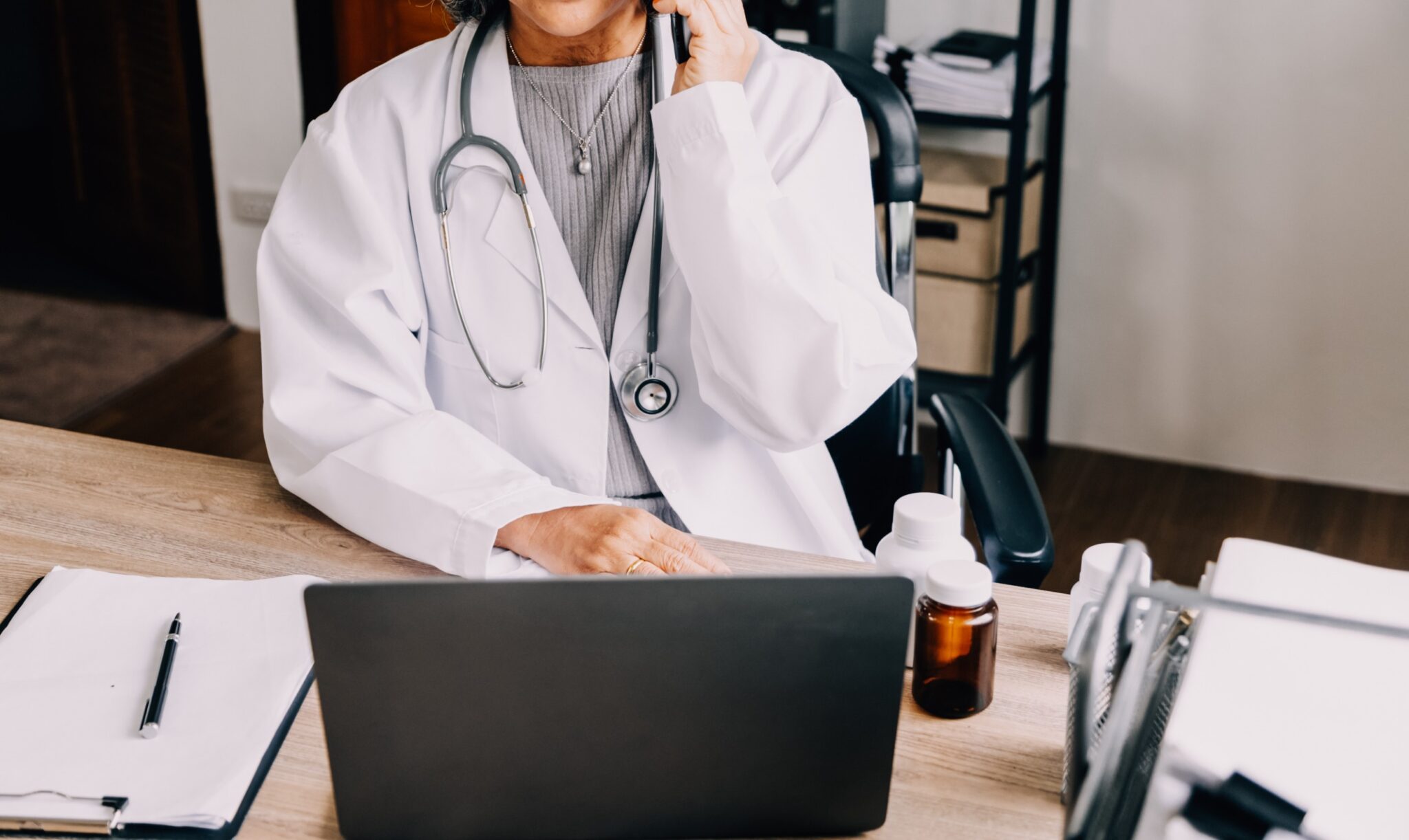 Un médecin du travail au téléphone