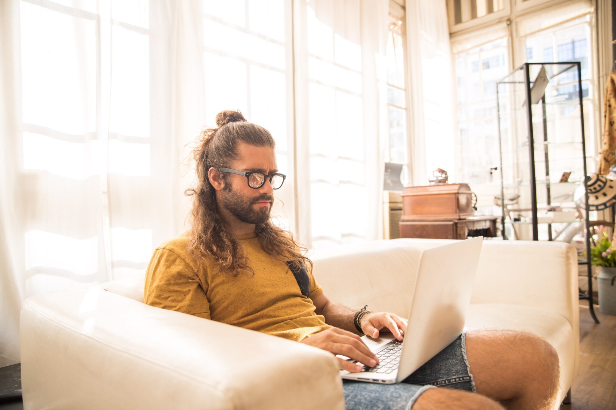 un homme cherche une box bouygues sur son ordinateur