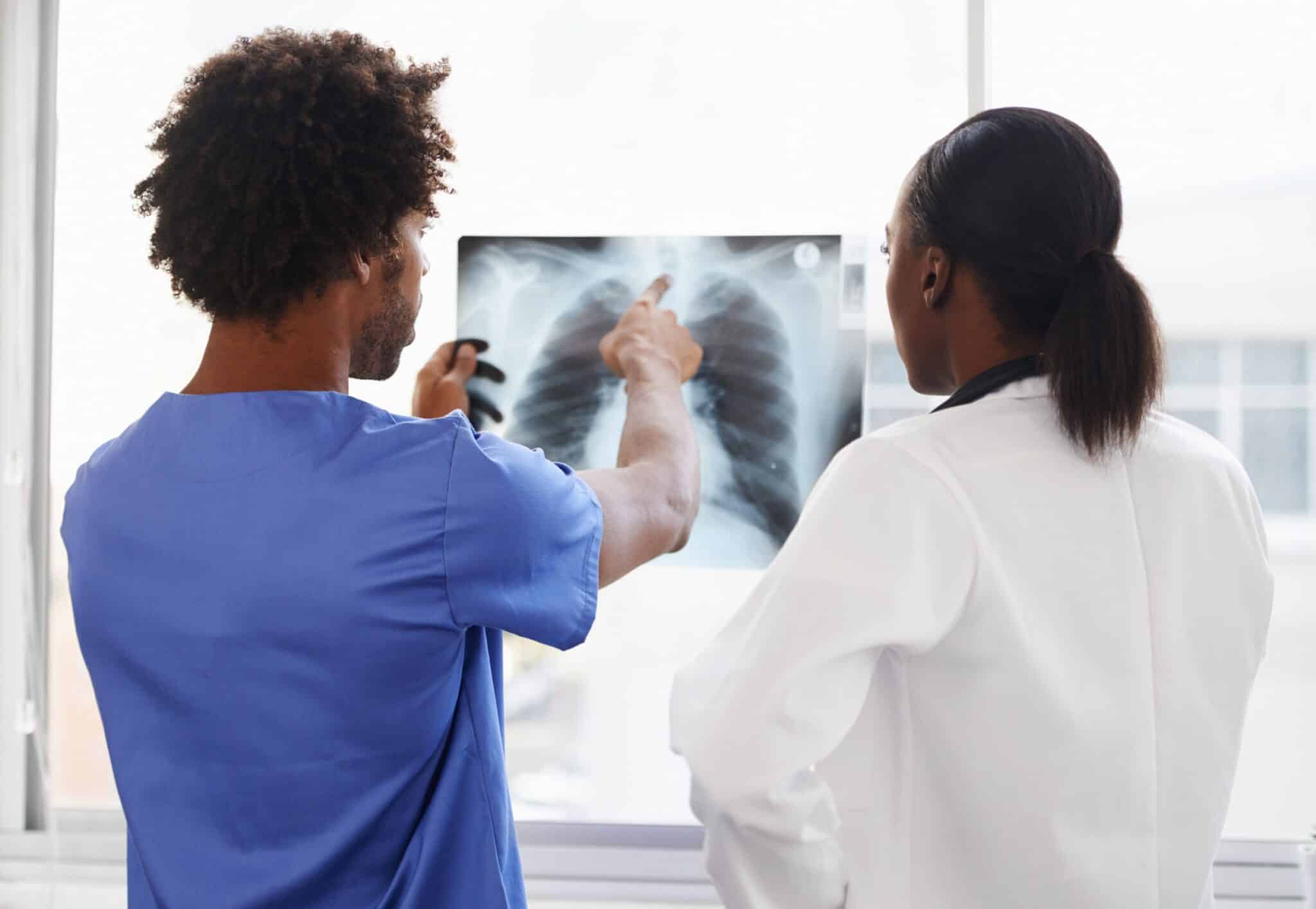 un interne et une médecine analysent les résultats d'une radio