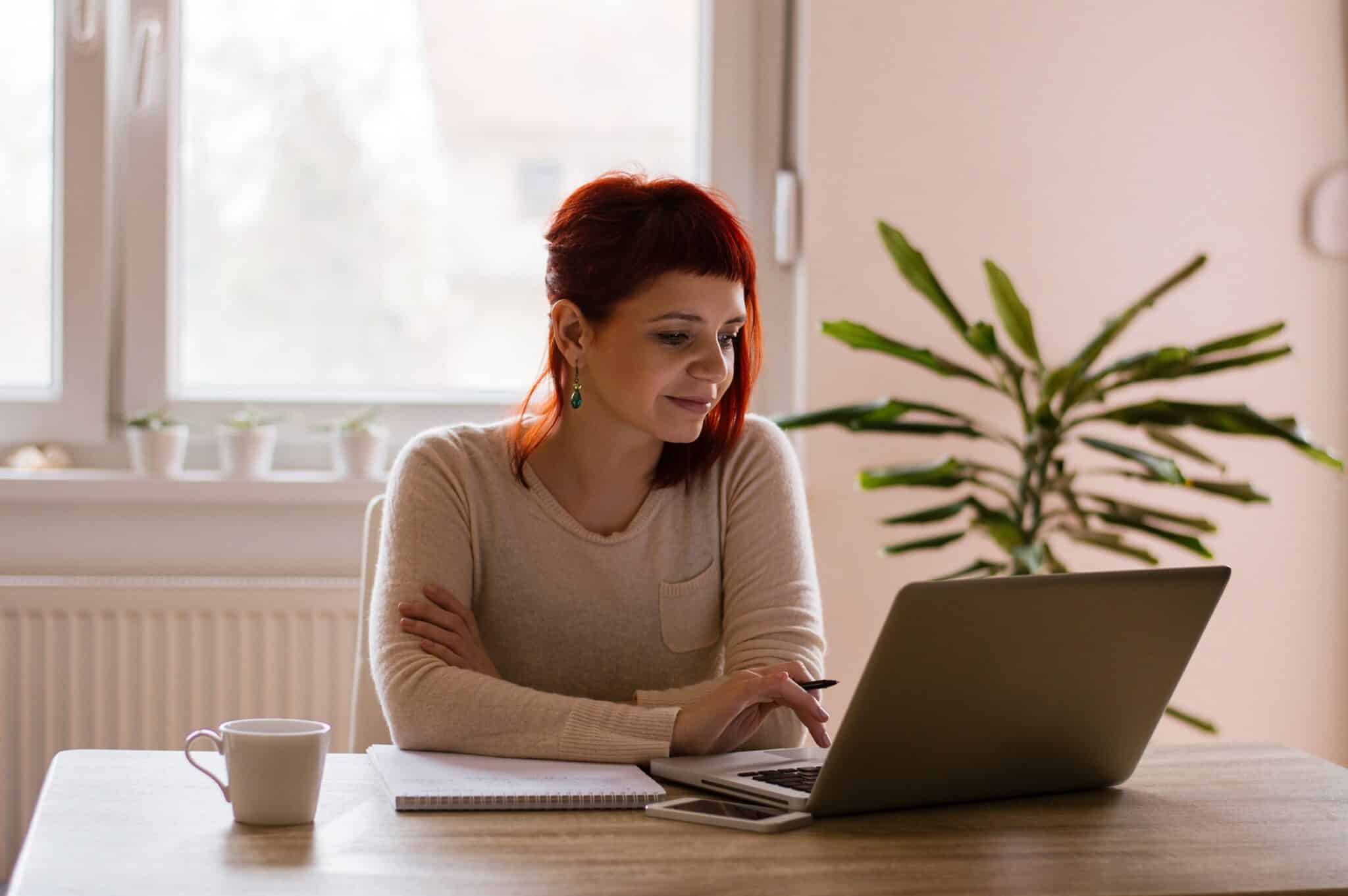 Une femme devant son PC