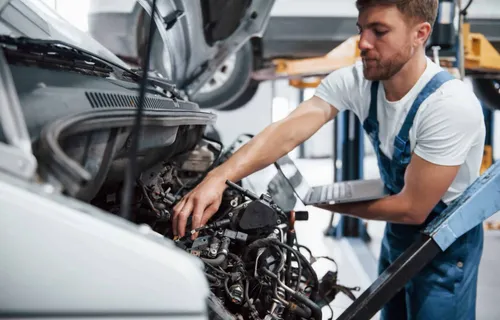 Coût de réparation des voitures électriques et hybrides : une hausse préoccupante pour votre assurance auto