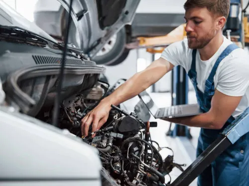 Coût de réparation des voitures électriques et hybrides : une hausse préoccupante pour votre assurance auto