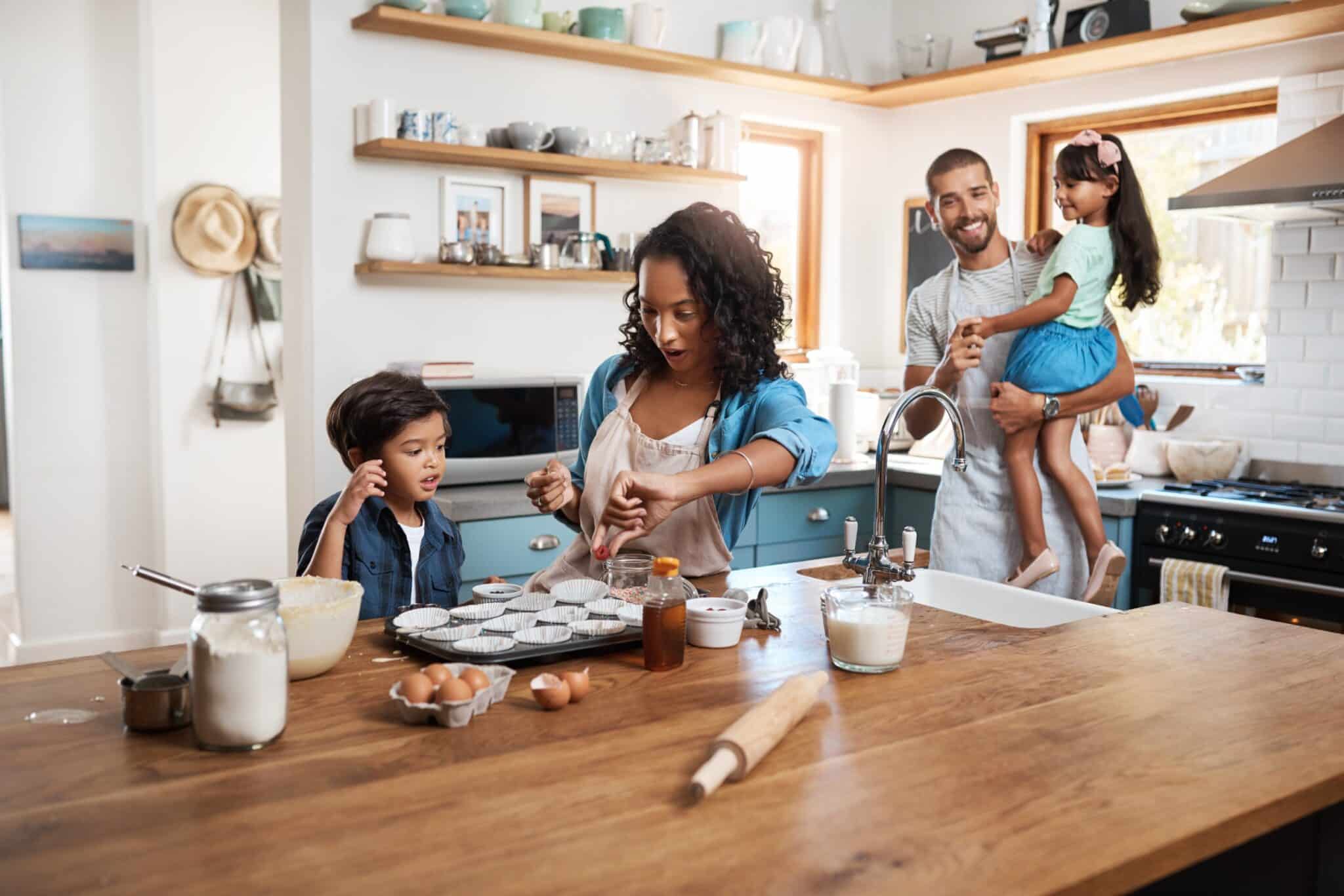 scène d'une famille faisant des gâteaux sereinement dans leur maison couverte par une assurance habitation propriétaire