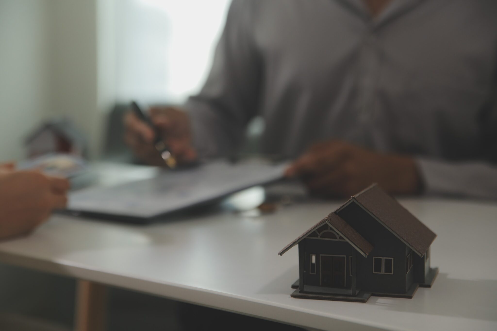 une petite maison est en premier plan