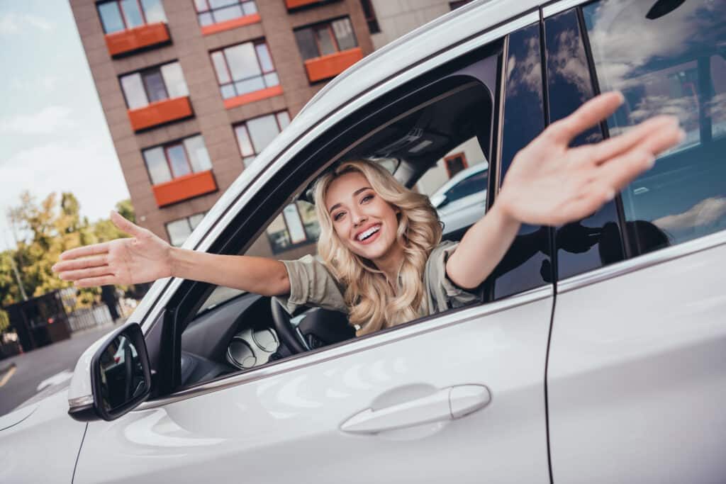 une jeune femme au volant d'une voiture
