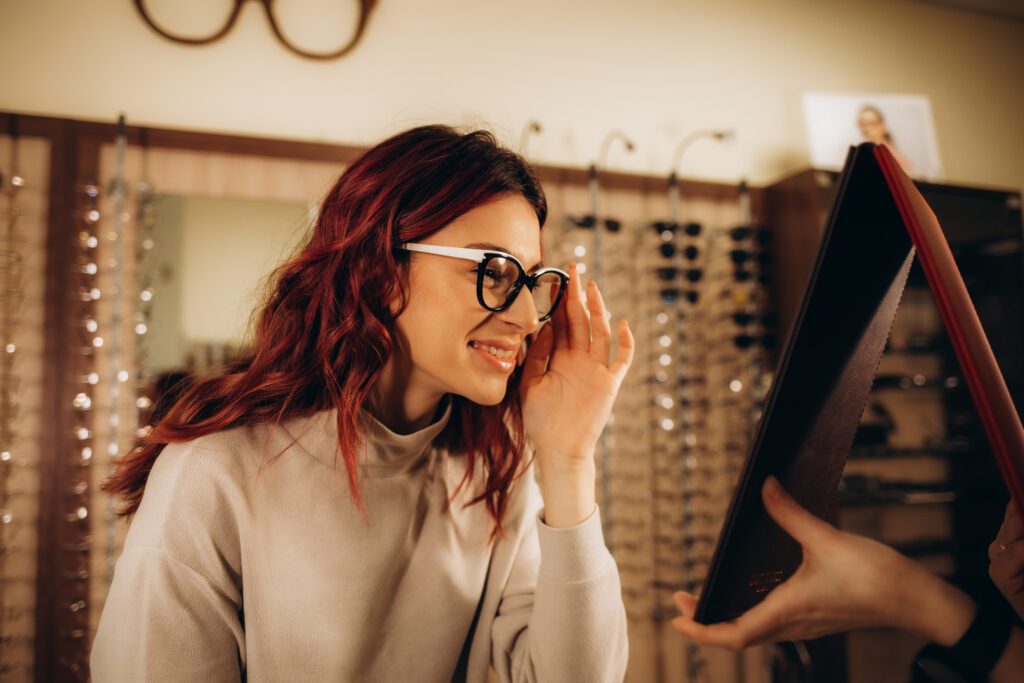 une femme essaie des lunettes