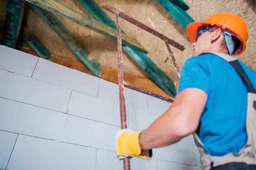 MaPrimeRénov’ suspendue cet été : l’occasion de revoir votre isolation et le prix de votre assurance habitation