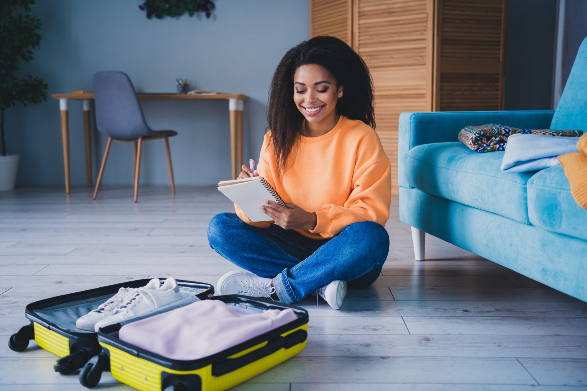une femme prépare sa valise pour ses vacances