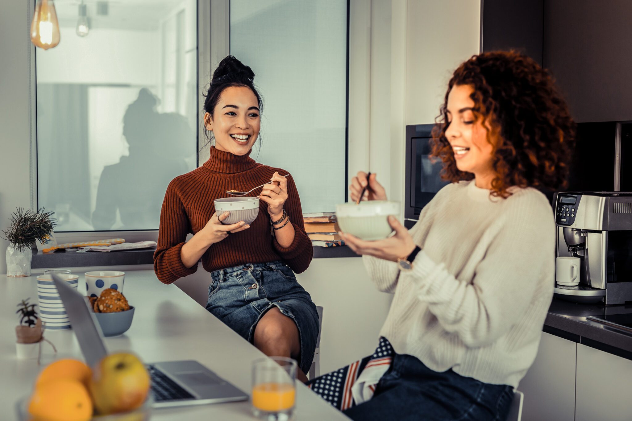 deux amies discutent dans la cuisine