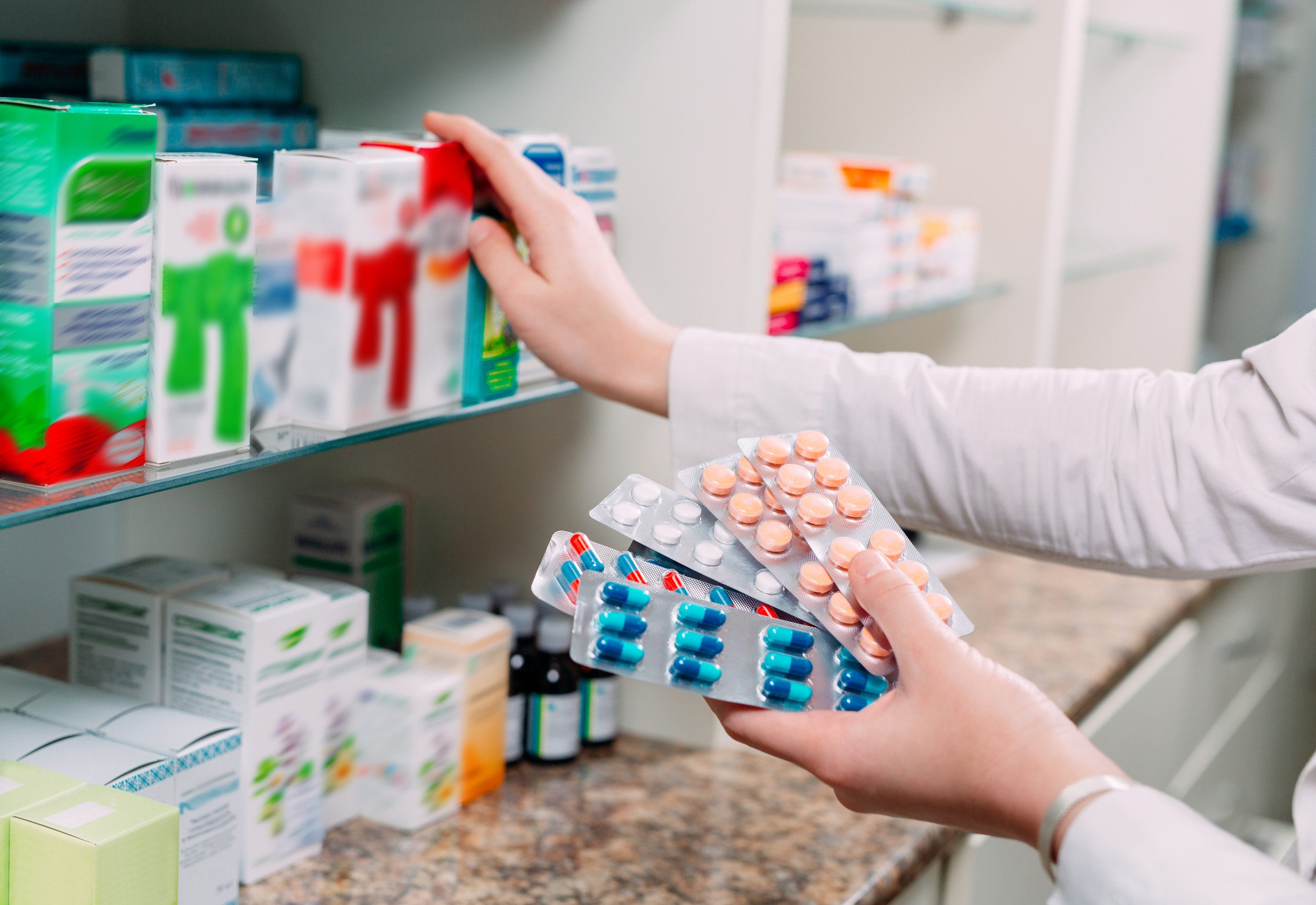 une pharmacienne range des médicaments