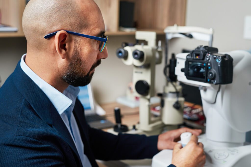 un ophtalmologue en pleine consultation