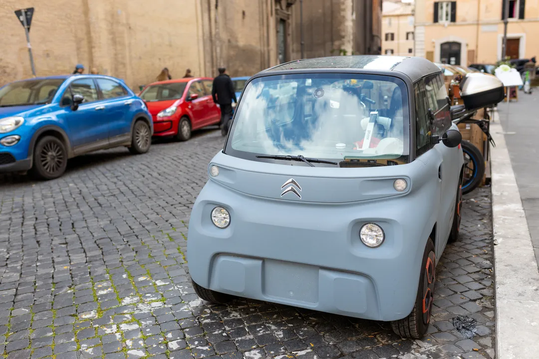 Voiture sans permis : pourquoi les citadins se ruent sur la location ?