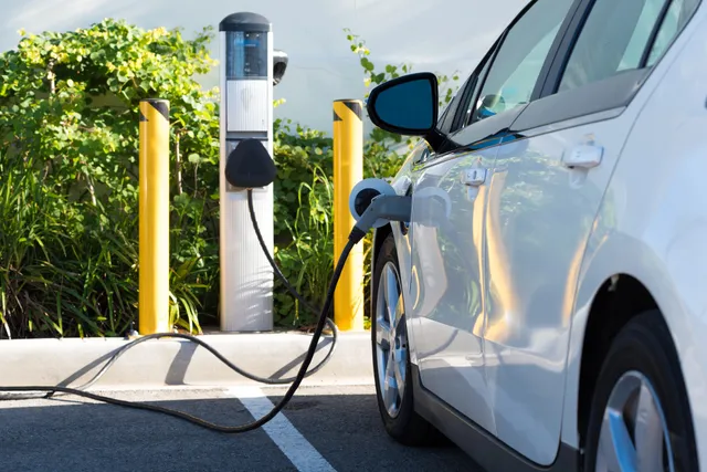 Recharge électrique : combien économise-t-on vraiment en rechargeant chez soi ?