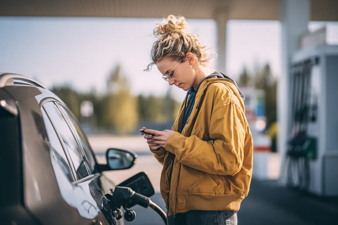 Aide carburant de 50 € pour les grands rouleurs : qui peut en bénéficier et ce qu'il faut vérifier sur son assurance