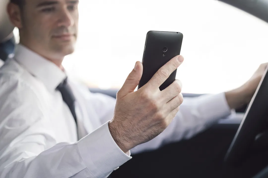 Téléphone au volant : une simple conversation peut tripler le risque d’accident