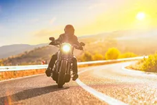 Rouler à moto en été : les bons réflexes pour limiter les risques sur la route