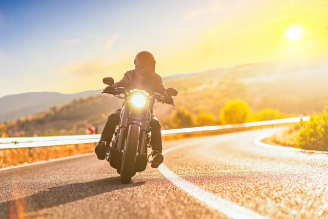 Rouler à moto en été : les bons réflexes pour limiter les risques sur la route