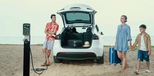 Vacances : les longs trajets en voiture électrique séduisent de plus en plus les Français