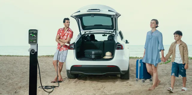 Vacances : les longs trajets en voiture électrique séduisent de plus en plus les Français