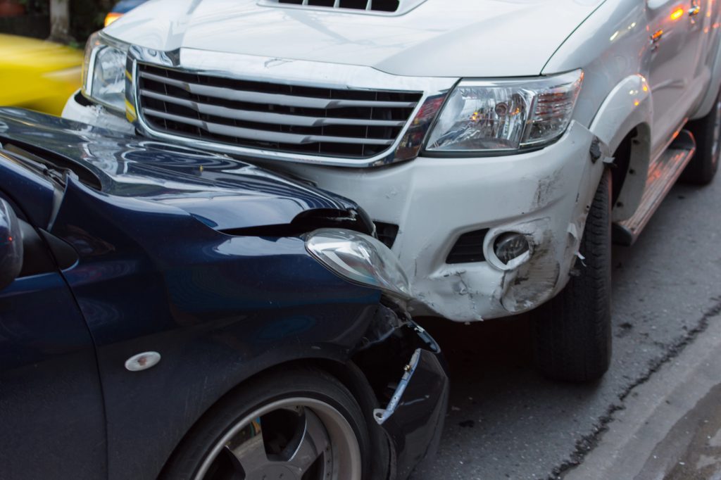 un accident entre deux voitures