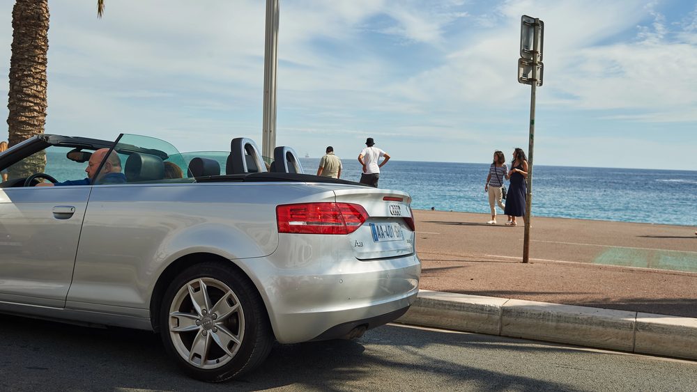 une voiture au bord de la plage en région PACA